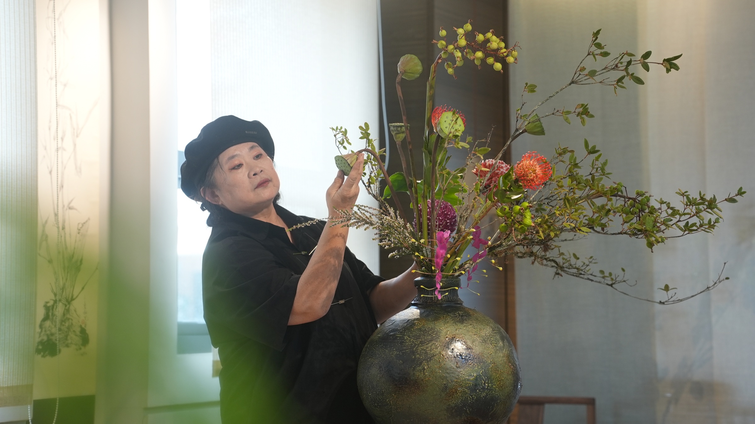 花藝師陳美雲於自然光影與植栽之間的形象照