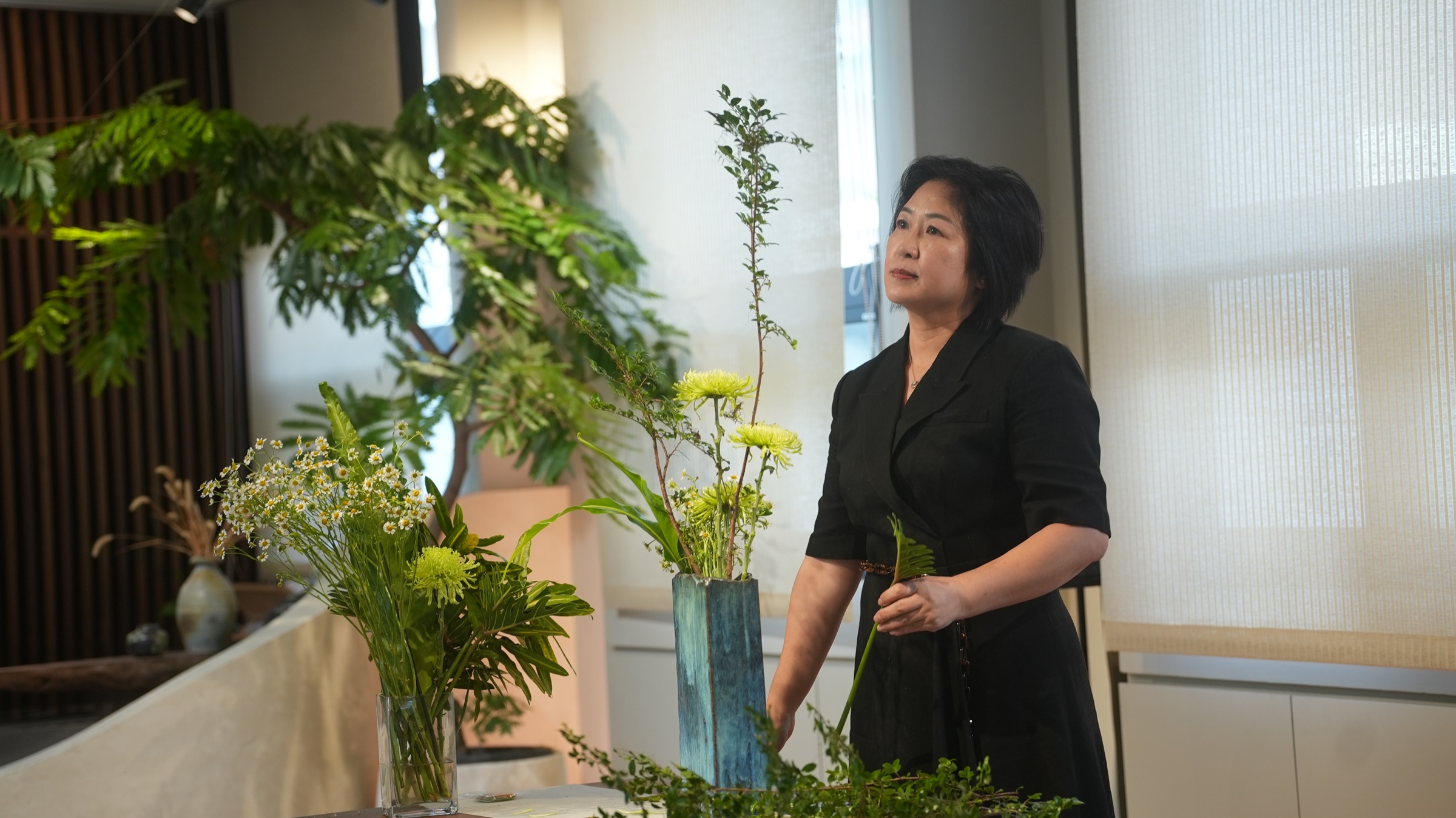 花藝師高采時於自然光影與植栽之間的形象照
