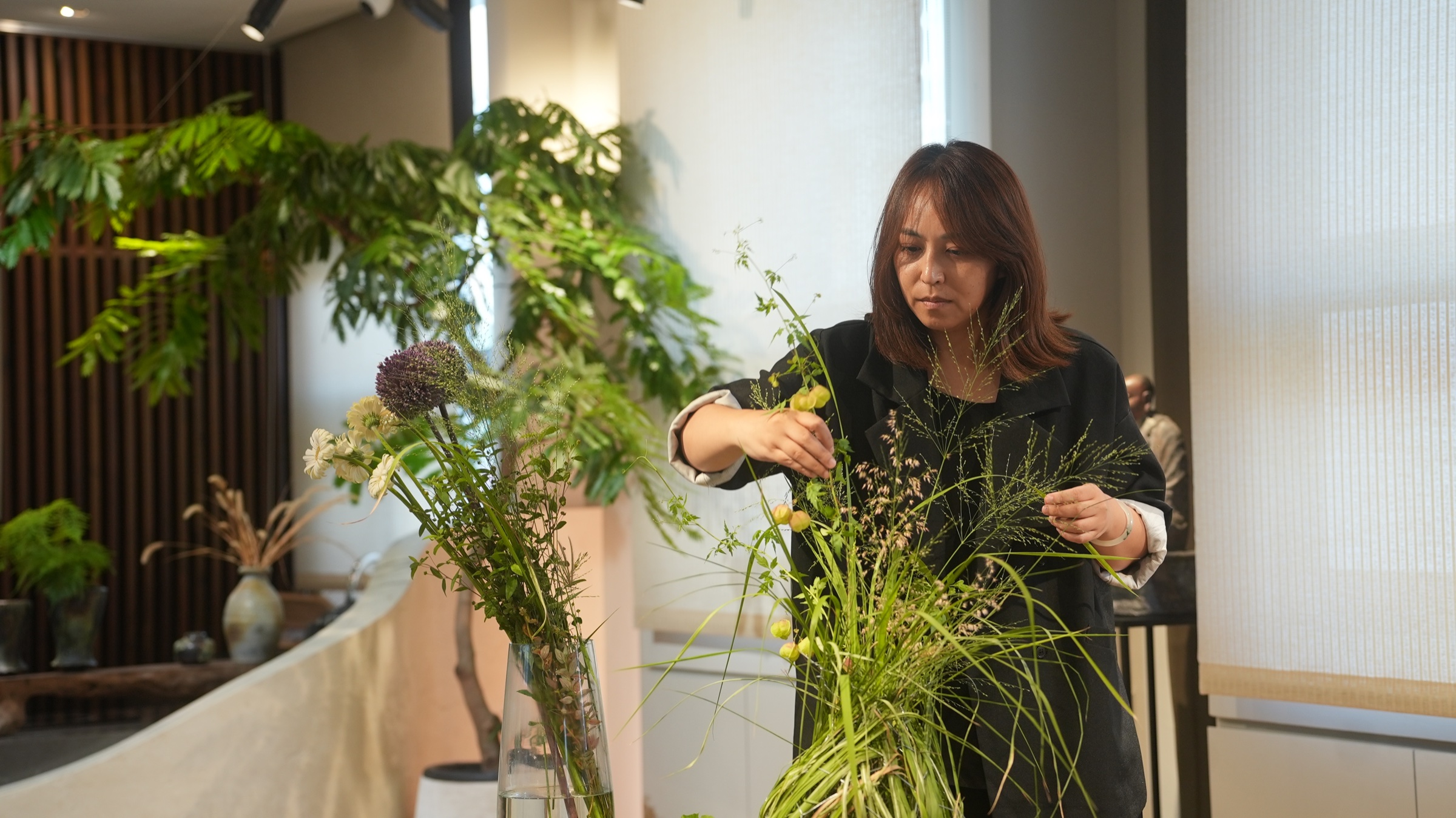 花藝師柯珈縈於自然光影與植栽之間的形象照