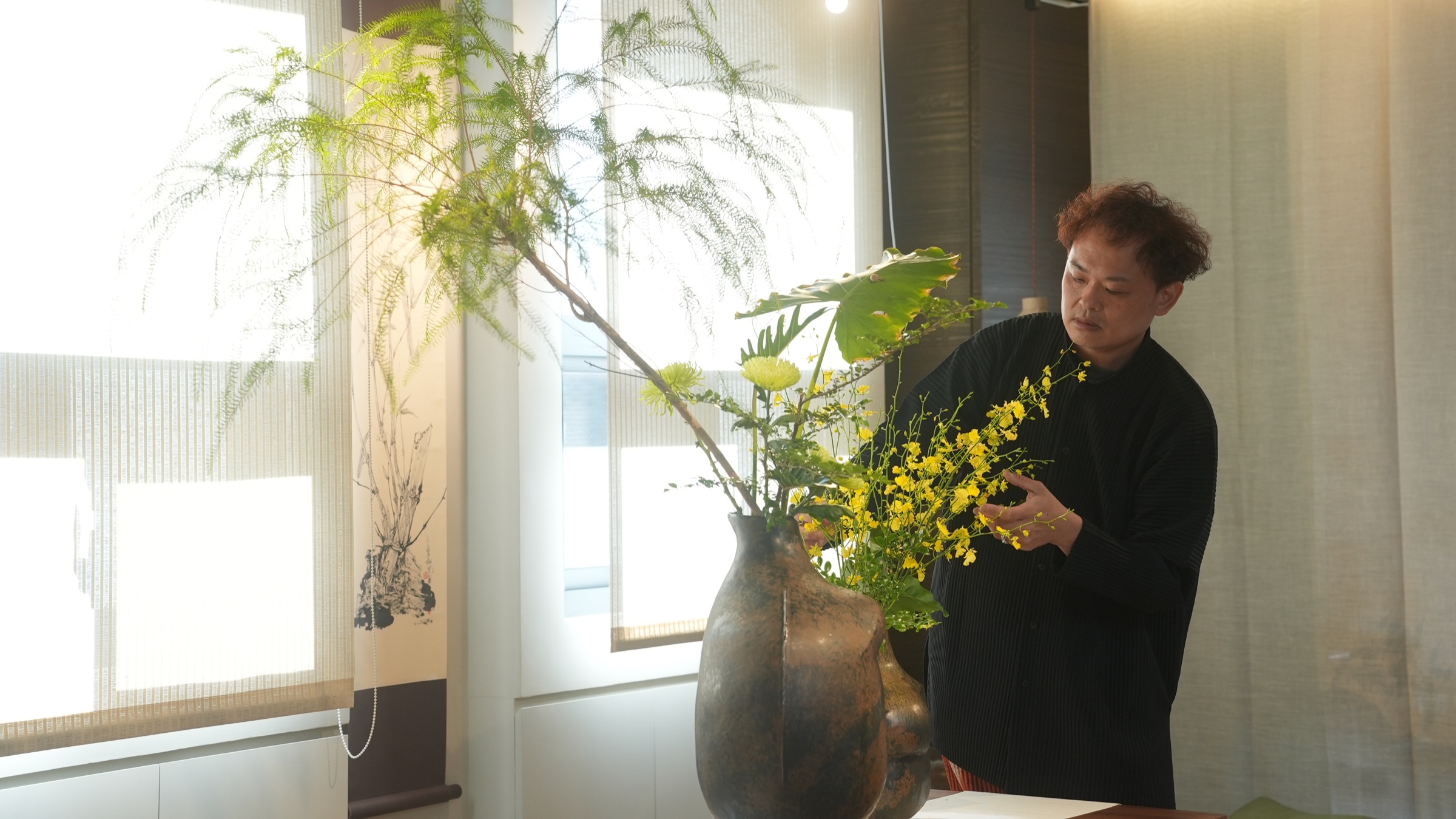 花藝師施昭偉於自然光影與植栽之間的形象照