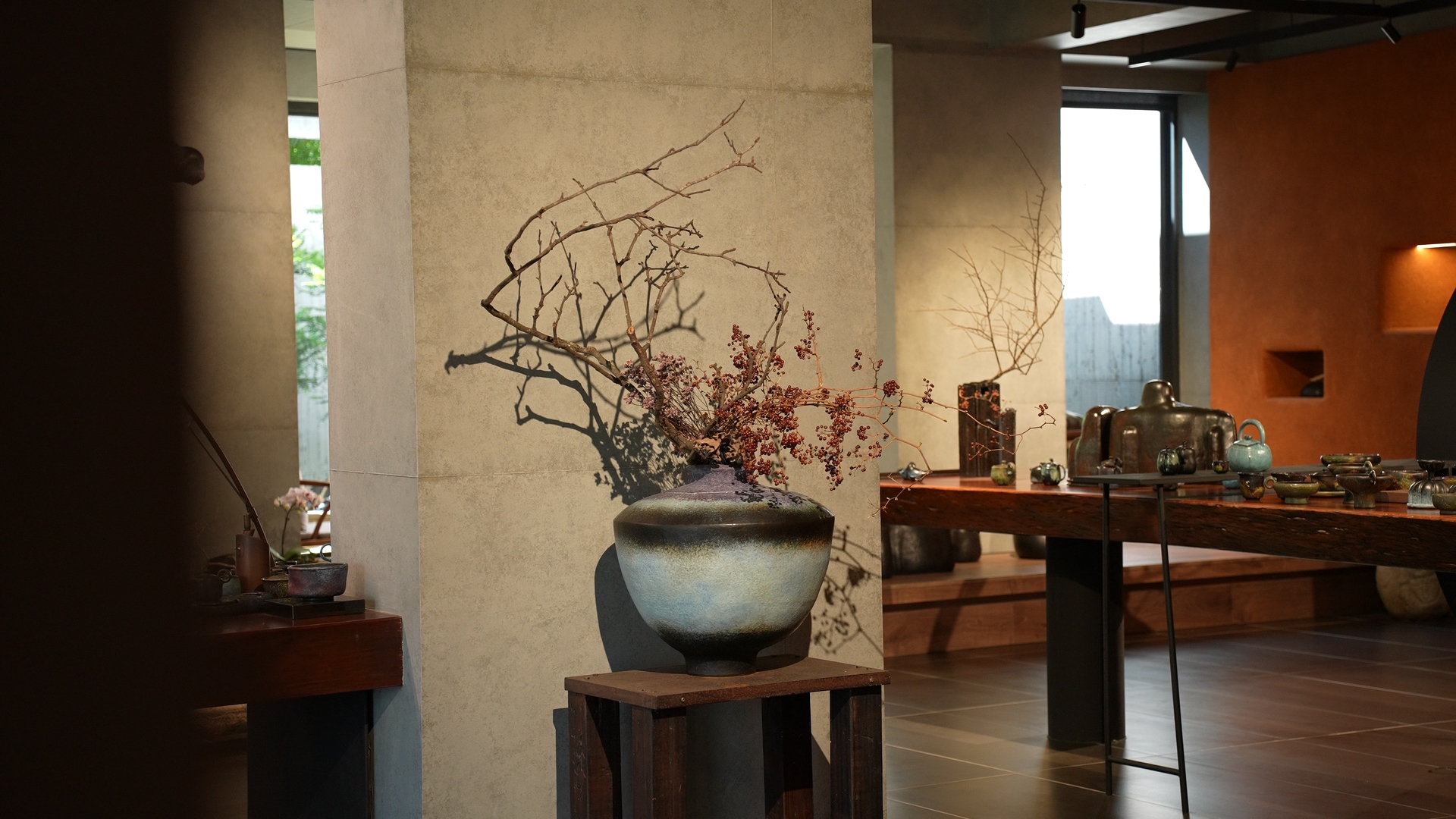 大型陶藝花器與枝材於展覽空間中的陳設