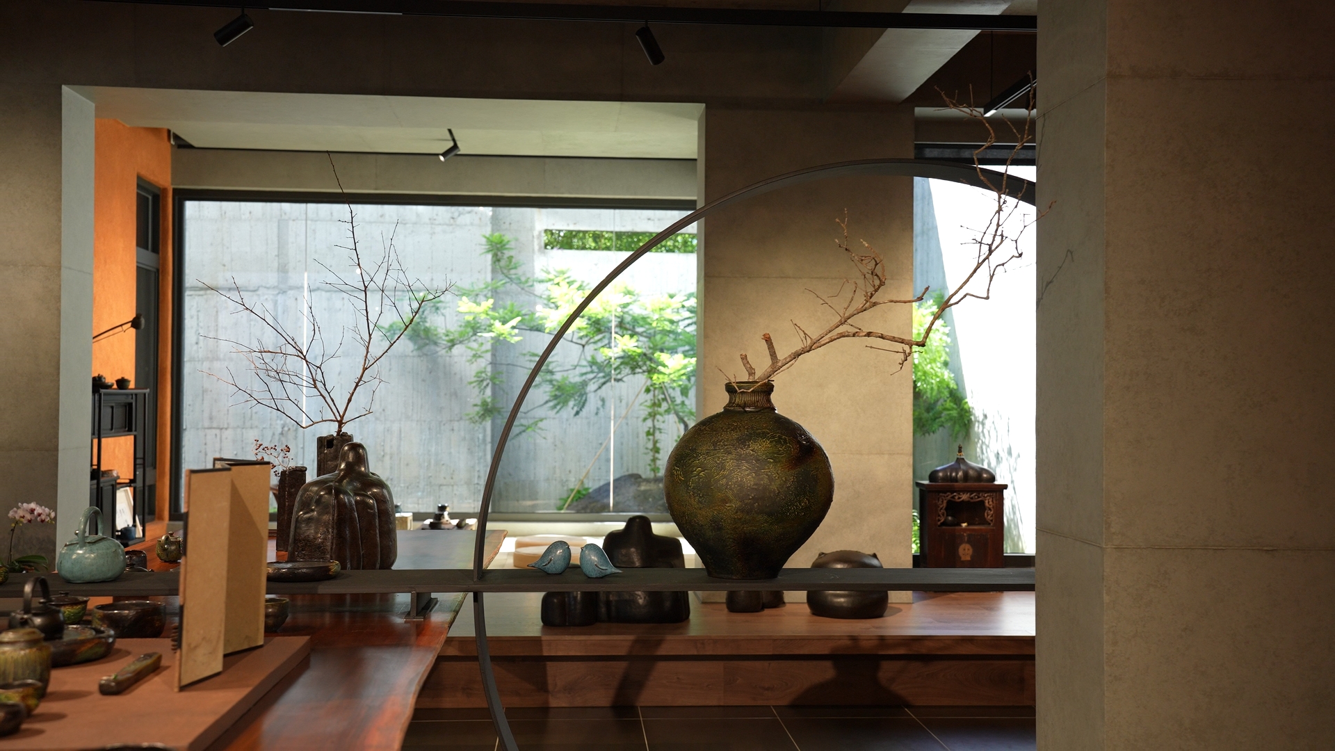 陶藝花器與多件作品於建築空間中的陳設